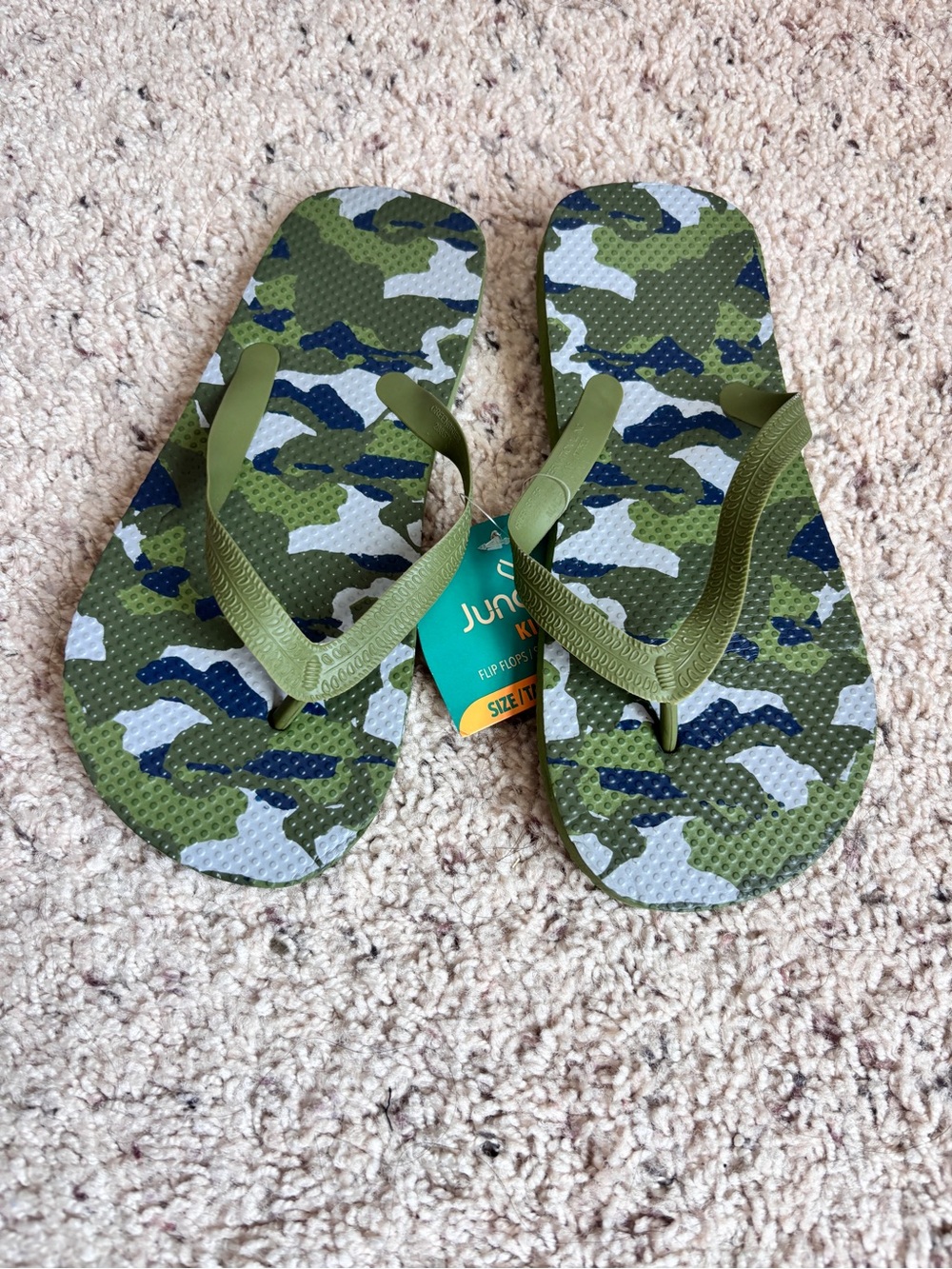 NWT Juncture Kids Camo Flip Flops Kids L (2/3)